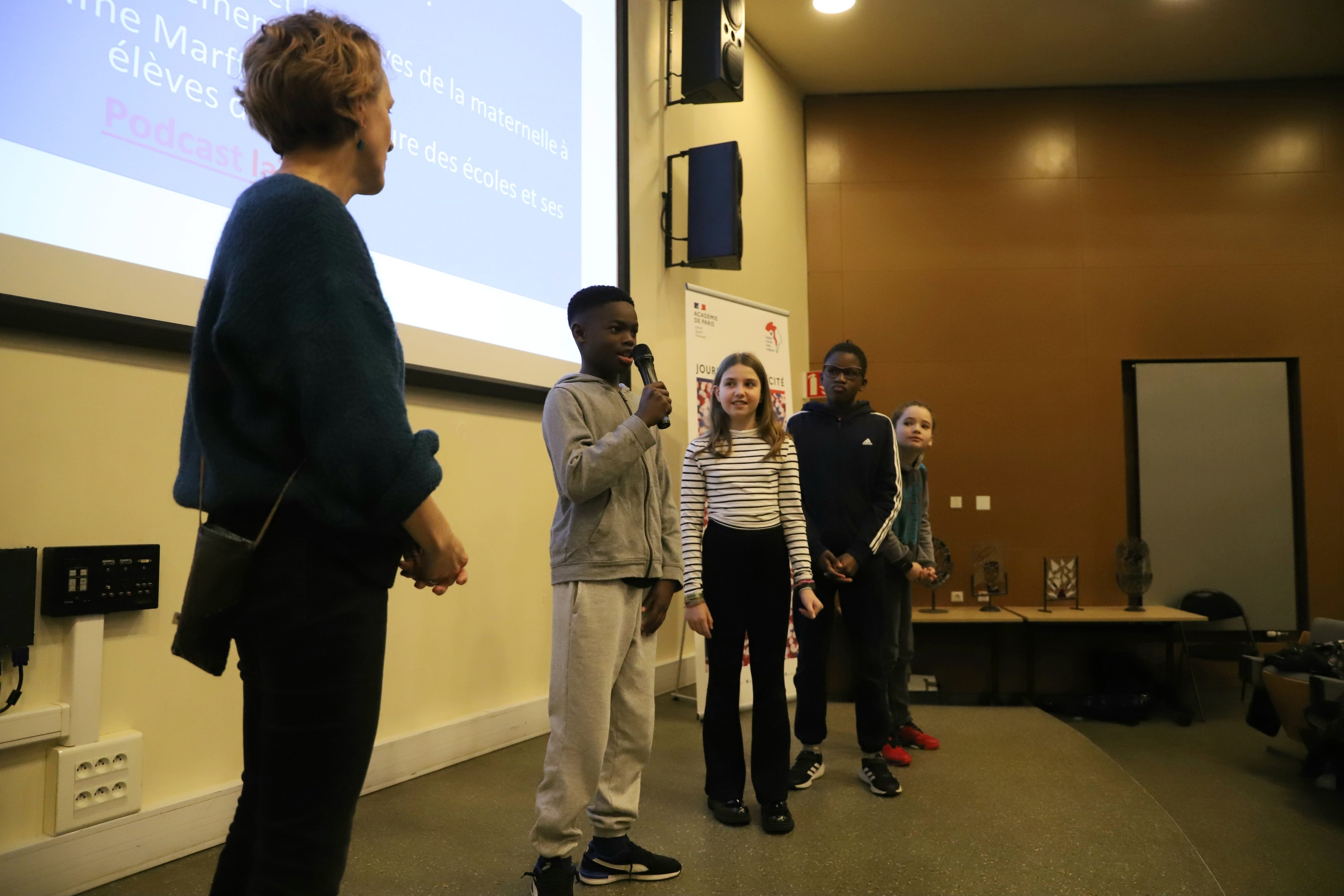 Agnès Marffy et les élèves de CM2 de l'école du 32 rue Olivier Métra à la fête de la laïcité 2024