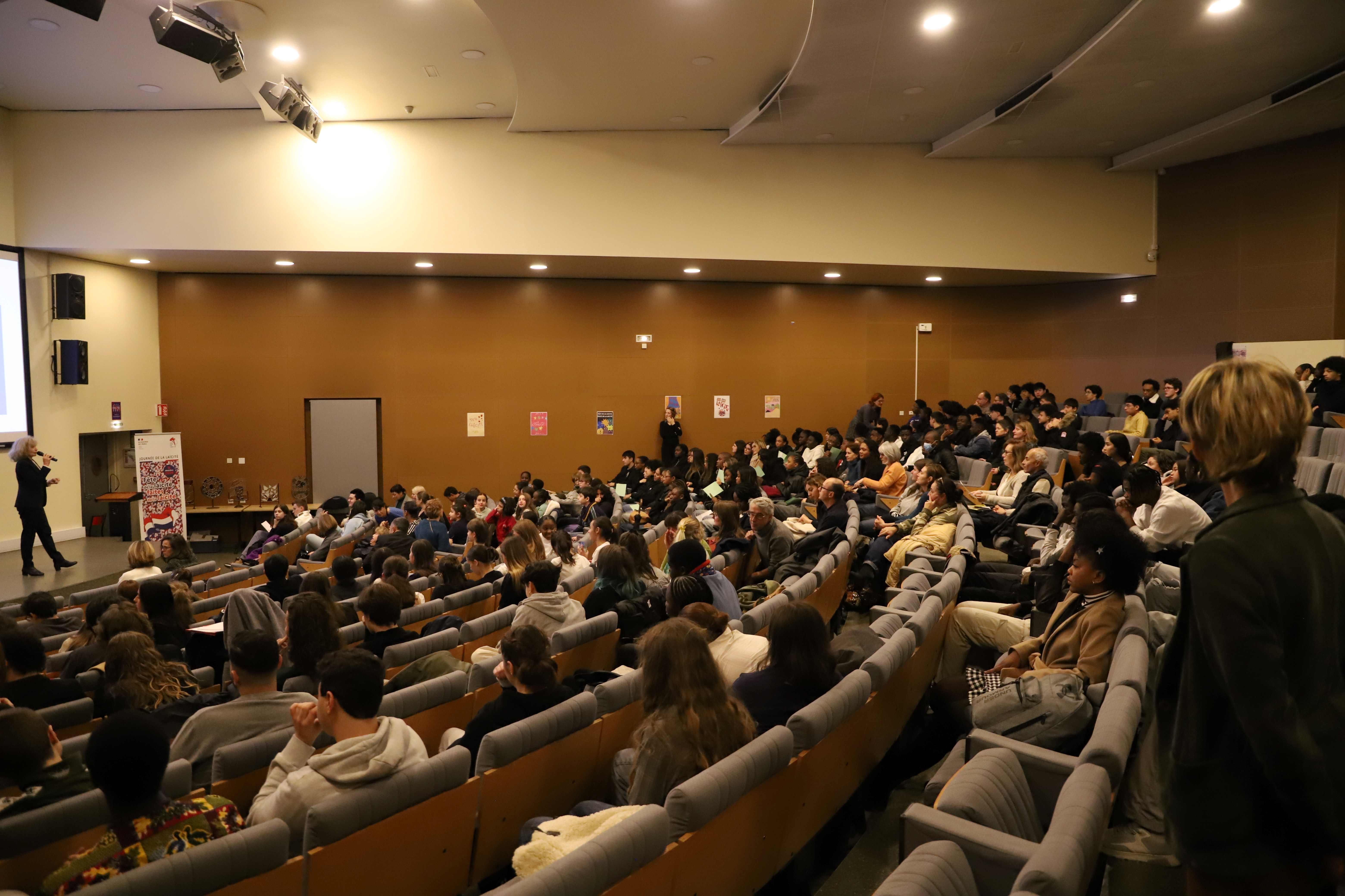 Fête de la Laïcité 2024 public dans l'amphithéâtre du lycée Diderot