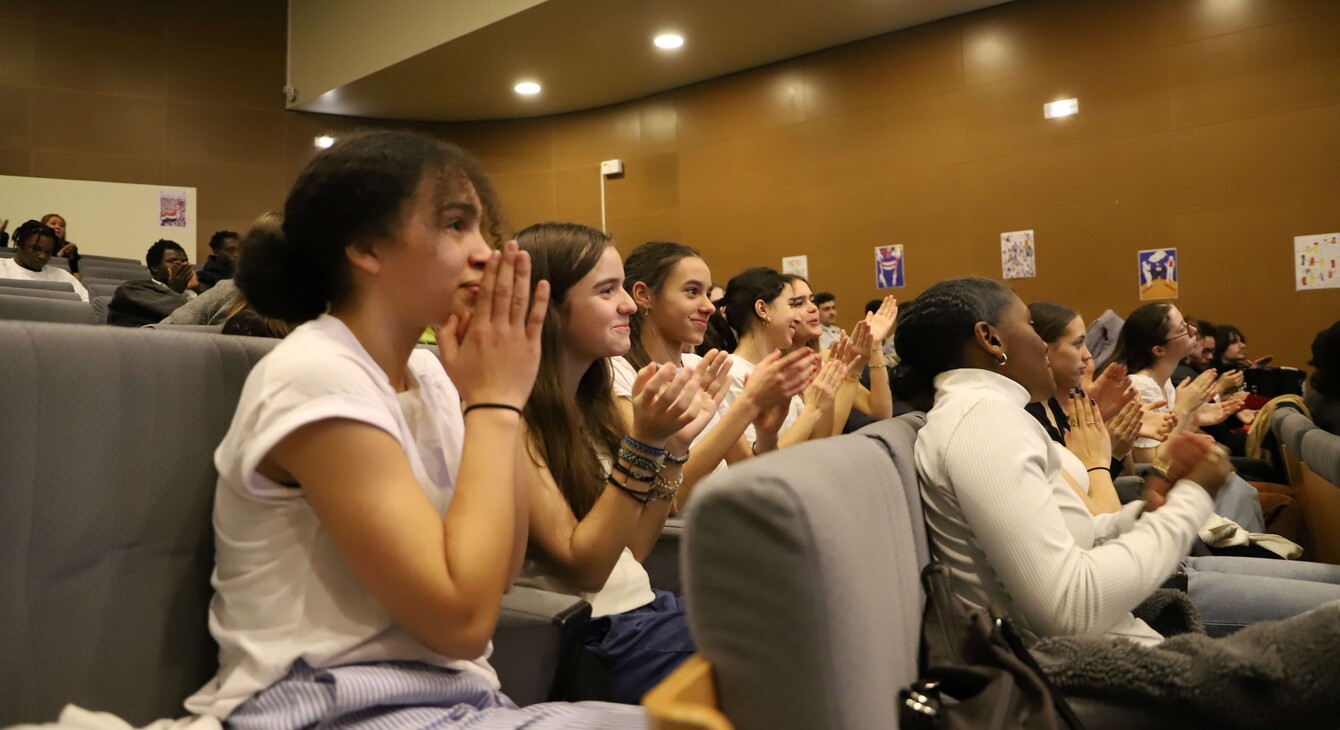 Elèves dans l'amphithéâtre du lycée Diderot à la fête de la laïcité 2024