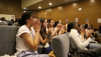 Elèves dans l'amphithéâtre du lycée Diderot à la fête de la laïcité 2024